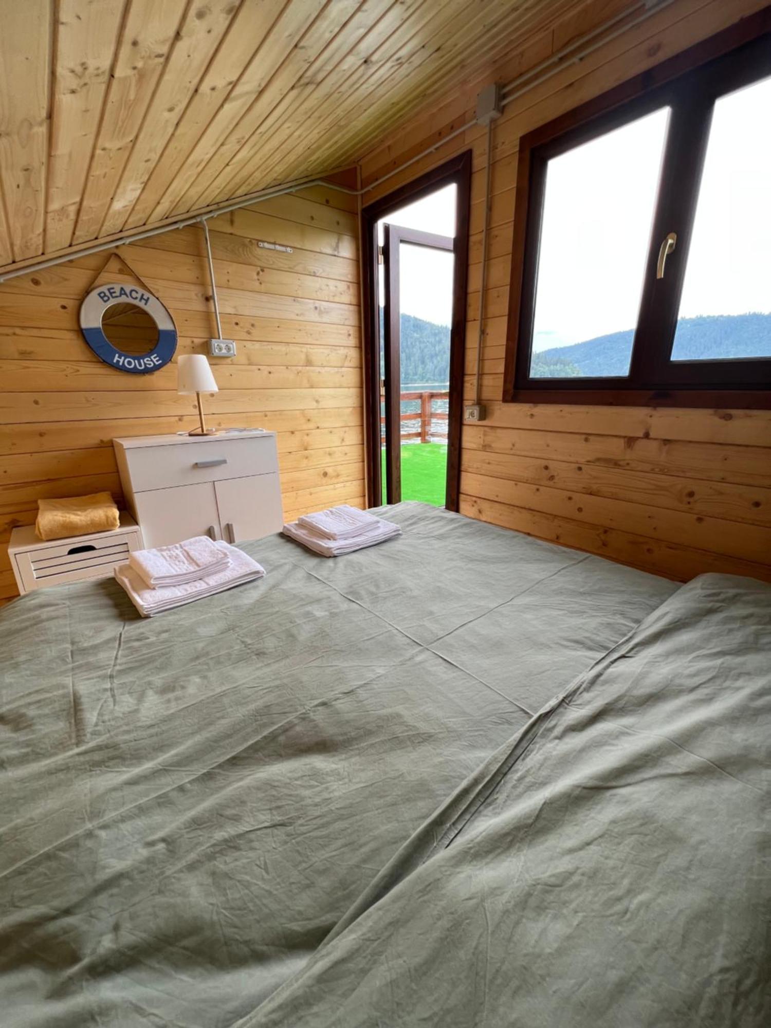Holiday Bicaz Bungalows On The Lake Exterior photo